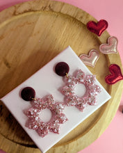 Charger l'image dans la galerie, Boucles d'oreilles Dahlia - resine rose & bordeaux