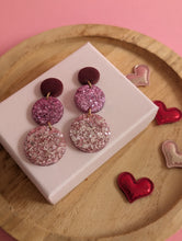 Charger l'image dans la galerie, Boucles d'oreilles Rosalie - résine Rose et paillettes