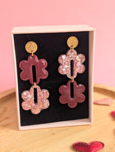 Charger l'image dans la galerie, Boucles d'oreilles Suzie - fleurs resine rose & bordeaux