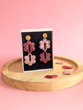 Charger l'image dans la galerie, Boucles d'oreilles Suzie - fleurs resine rose & bordeaux