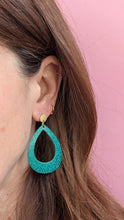 Charger l'image dans la galerie, Boucles d'oreilles pendantes goutte - émeraude