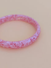 Charger l'image dans la galerie, Bracelet jonc résine rose pastel grosse paillettes