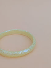 Charger l'image dans la galerie, Bracelet jonc résine jaune irisé
