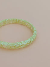 Charger l'image dans la galerie, Bracelet jonc résine jaune pastel grosse paillettes