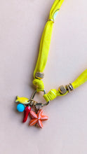 Charger l&#39;image dans la galerie, Collier grigri bandana jaune fluo
