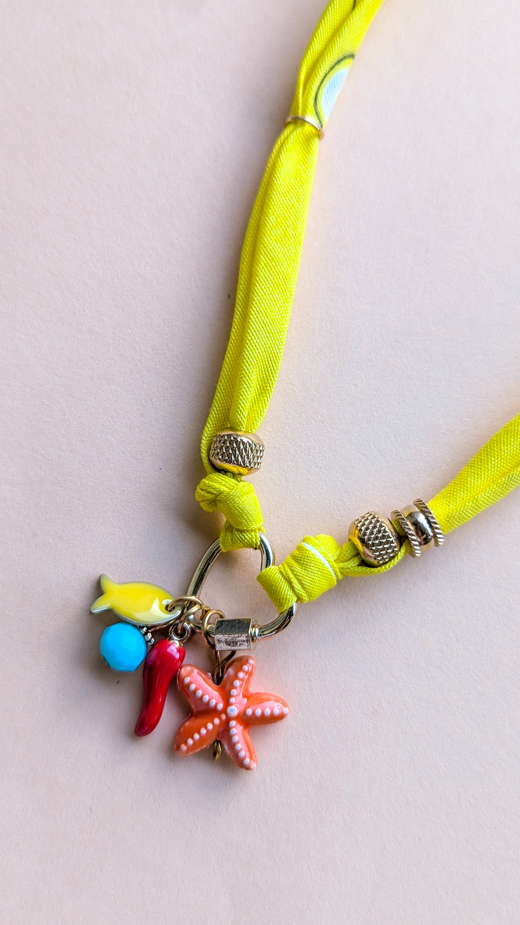 Collier grigri bandana jaune fluo