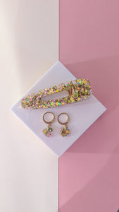 Ensemble barrette et boucles d'oreilles vert/rose