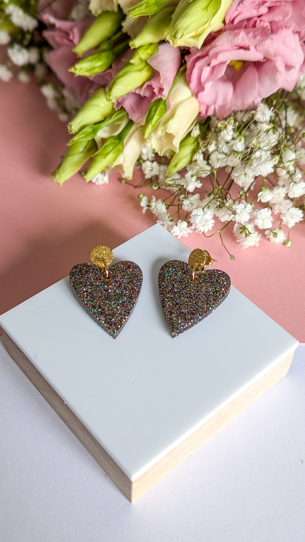 Boucles d'oreilles en résine, cœur multicolore