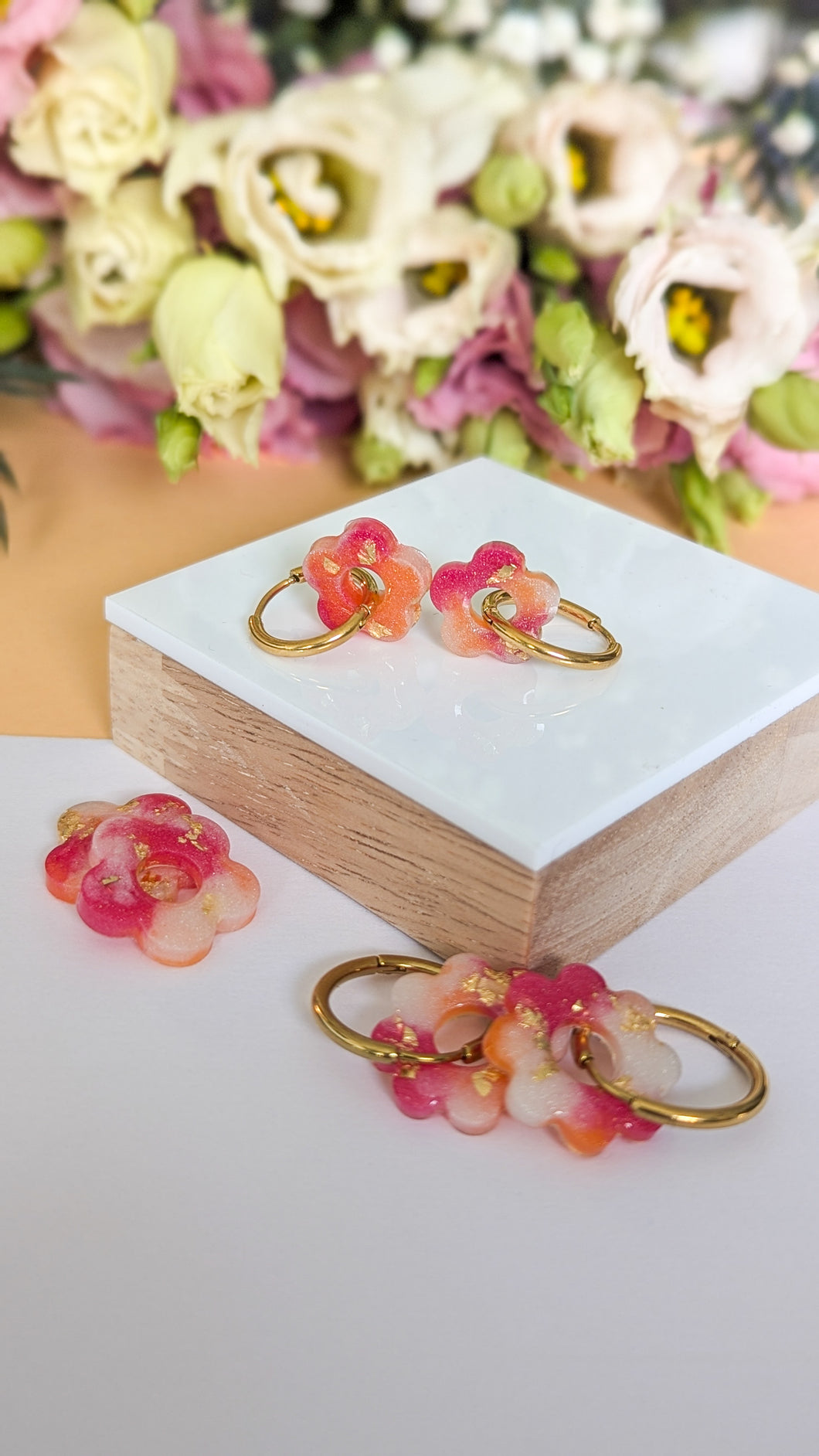 Boucles d'oreilles fleurs : fushia, orange, blanc, touche dorée, 5 pétales, petit modèle