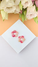 Charger l&#39;image dans la galerie, Boucles d&#39;oreilles fleurs : fushia, orange, blanc, touche dorée, 5 pétales, grand modèle
