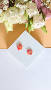 Boucles d'oreilles fleurs : fushia, orange, blanc, touche dorée, 5 pétales, petit modèle