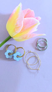 Boucles d'oreilles fleur résine bleu pastel