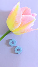 Charger l&#39;image dans la galerie, Boucles d&#39;oreilles fleur résine bleu pastel
