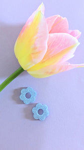 Boucles d'oreilles fleur résine bleu pastel