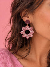 Charger l'image dans la galerie, Boucles d'oreilles Dahlia - resine rose &amp; bordeaux
