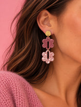 Charger l'image dans la galerie, Boucles d'oreilles Suzie - fleurs resine rose &amp; bordeaux

