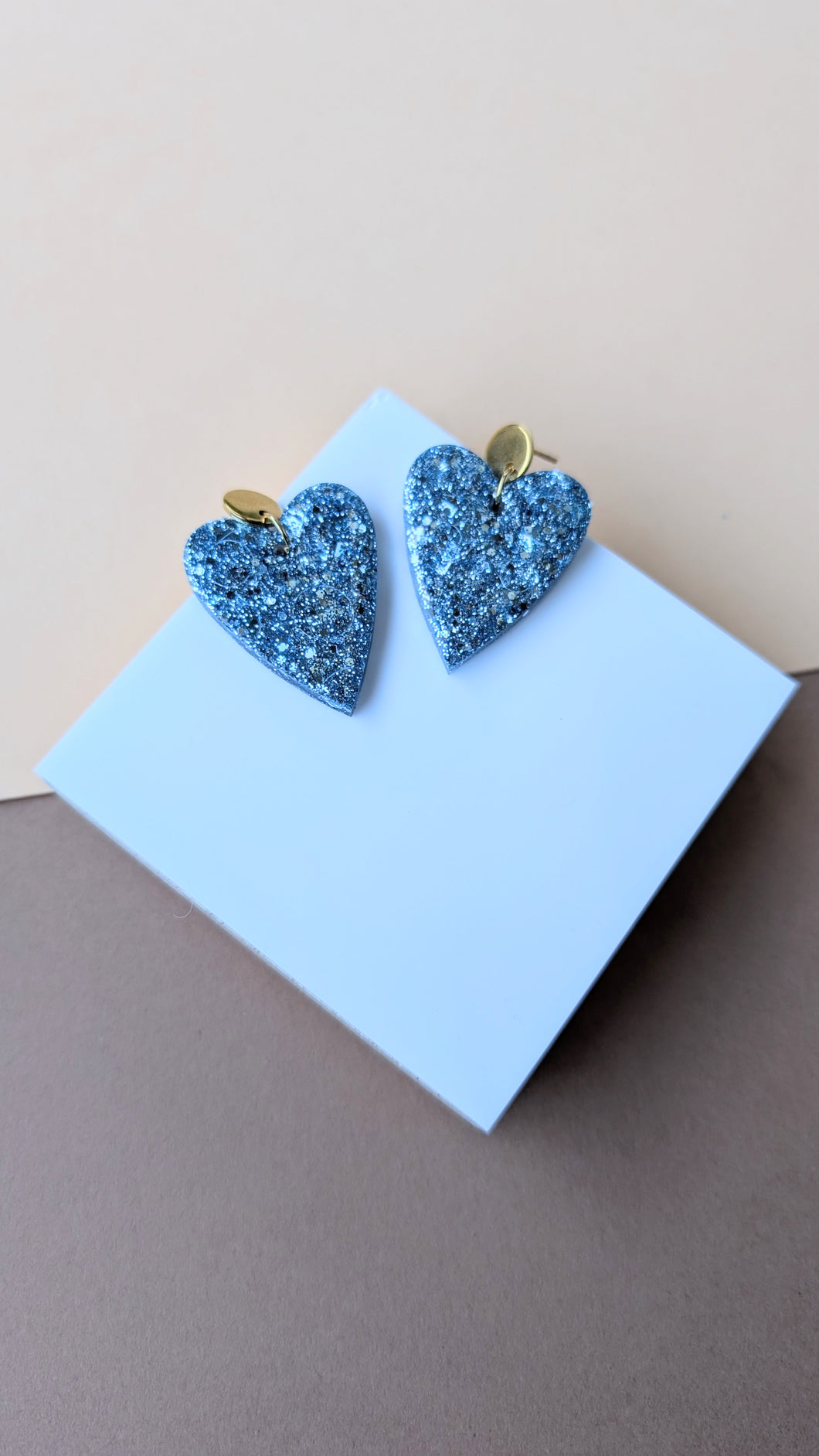 Boucle d'oreille cœur résine bleu polaire