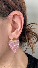 Charger l'image dans la galerie, Boucle d'oreille cœur résine rose polaire
