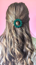 Charger l&#39;image dans la galerie, Barrette ronde fleur vert émeraude
