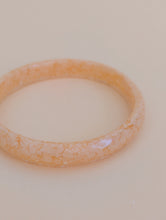 Charger l'image dans la galerie, Bracelet jonc résine orange pastel grosse paillettes
