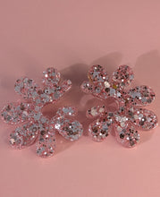 Charger l'image dans la galerie, Boucles d'oreilles maxi fleur rose polaire
