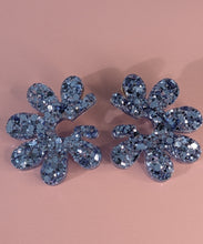 Charger l'image dans la galerie, Boucles d'oreilles maxi fleur bleu polaire
