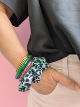Charger l'image dans la galerie, Chouchou double gaze leo vert et rose
