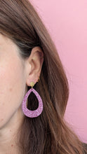 Charger l'image dans la galerie, Boucles d'oreilles pendantes goutte - rose
