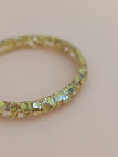 Charger l'image dans la galerie, Bracelet jonc résine jaune/doré
