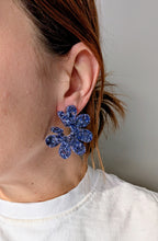 Charger l'image dans la galerie, Boucles d'oreilles maxi fleur bleu polaire
