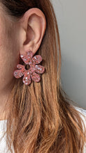 Charger l'image dans la galerie, Boucles d'oreilles maxi fleur rose polaire
