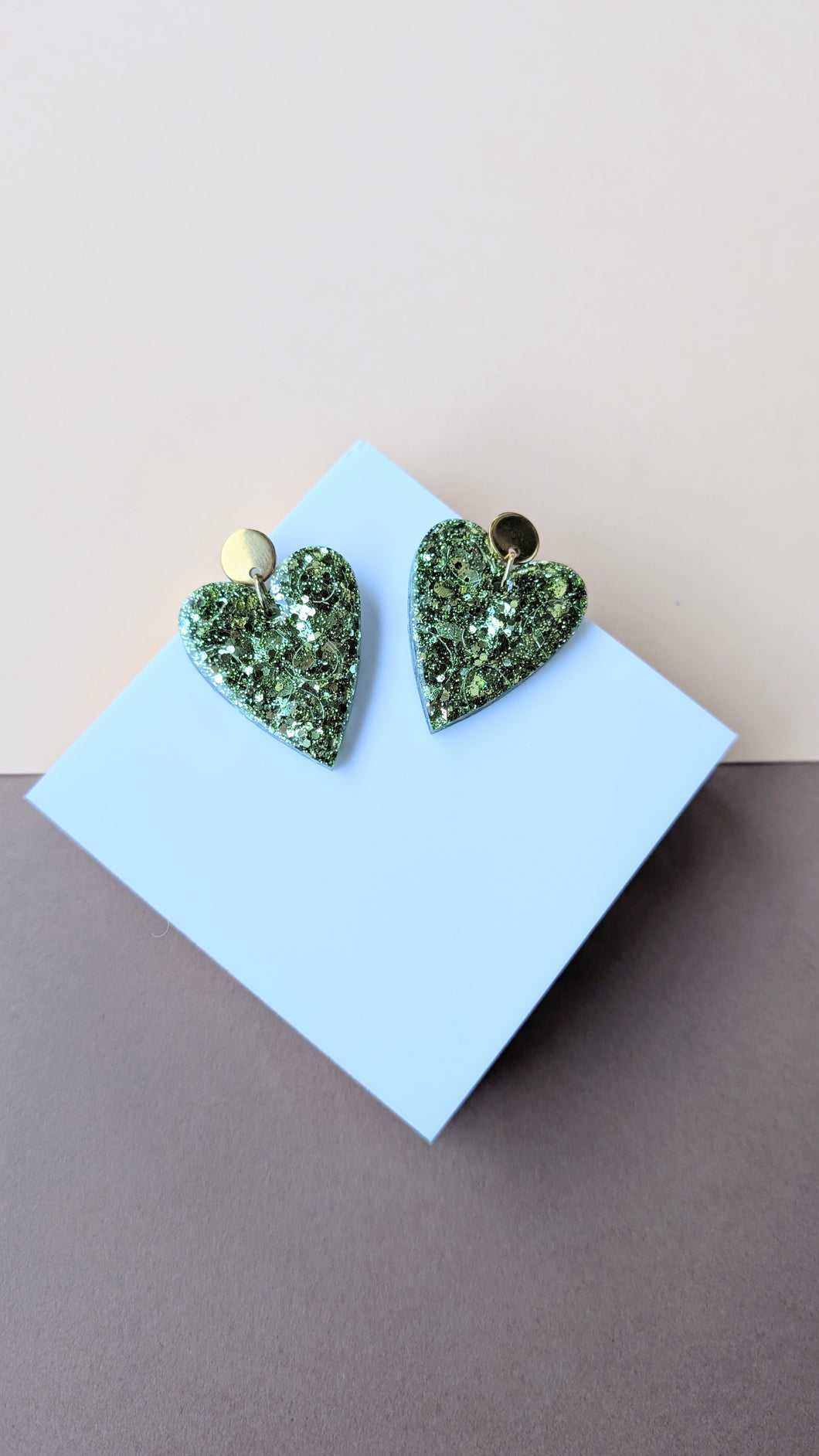 Boucle d'oreille cœur résine vert amande