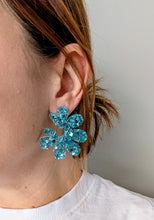 Charger l'image dans la galerie, Boucles d'oreilles maxi fleur turquoise polaire
