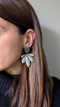 Charger l&#39;image dans la galerie, Boucles d&#39;oreilles résine palme noire et dorée

