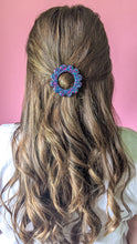 Charger l&#39;image dans la galerie, Barrette ronde fleur turquoise/ violet
