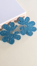 Charger l&#39;image dans la galerie, Boucles d&#39;oreilles maxi fleur bleue
