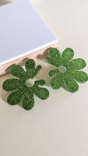 Charger l&#39;image dans la galerie, Boucles d&#39;oreilles maxi fleur verte
