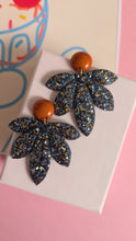 Charger l'image dans la galerie, Boucles d'oreilles palme- bleu multicolore/ terracotta
