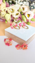 Charger l&#39;image dans la galerie, Boucles d&#39;oreilles fleurs : fushia, orange, blanc, touche dorée, 5 pétales, grand modèle
