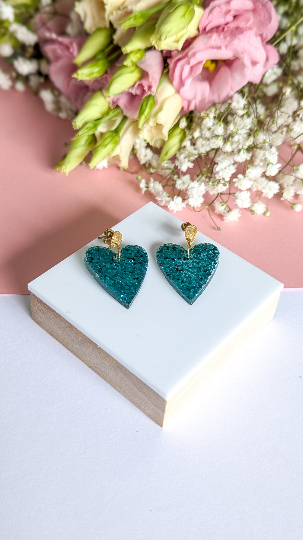 Boucles d'oreilles en résine, cœur émeraude