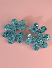Charger l'image dans la galerie, Boucles d'oreilles maxi fleur turquoise polaire
