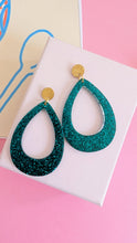 Charger l'image dans la galerie, Boucles d'oreilles pendantes goutte - émeraude
