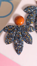 Charger l'image dans la galerie, Boucles d'oreilles palme- bleu multicolore/ terracotta
