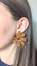 Charger l&#39;image dans la galerie, Boucle d&#39;oreille maxi fleur rose/doré
