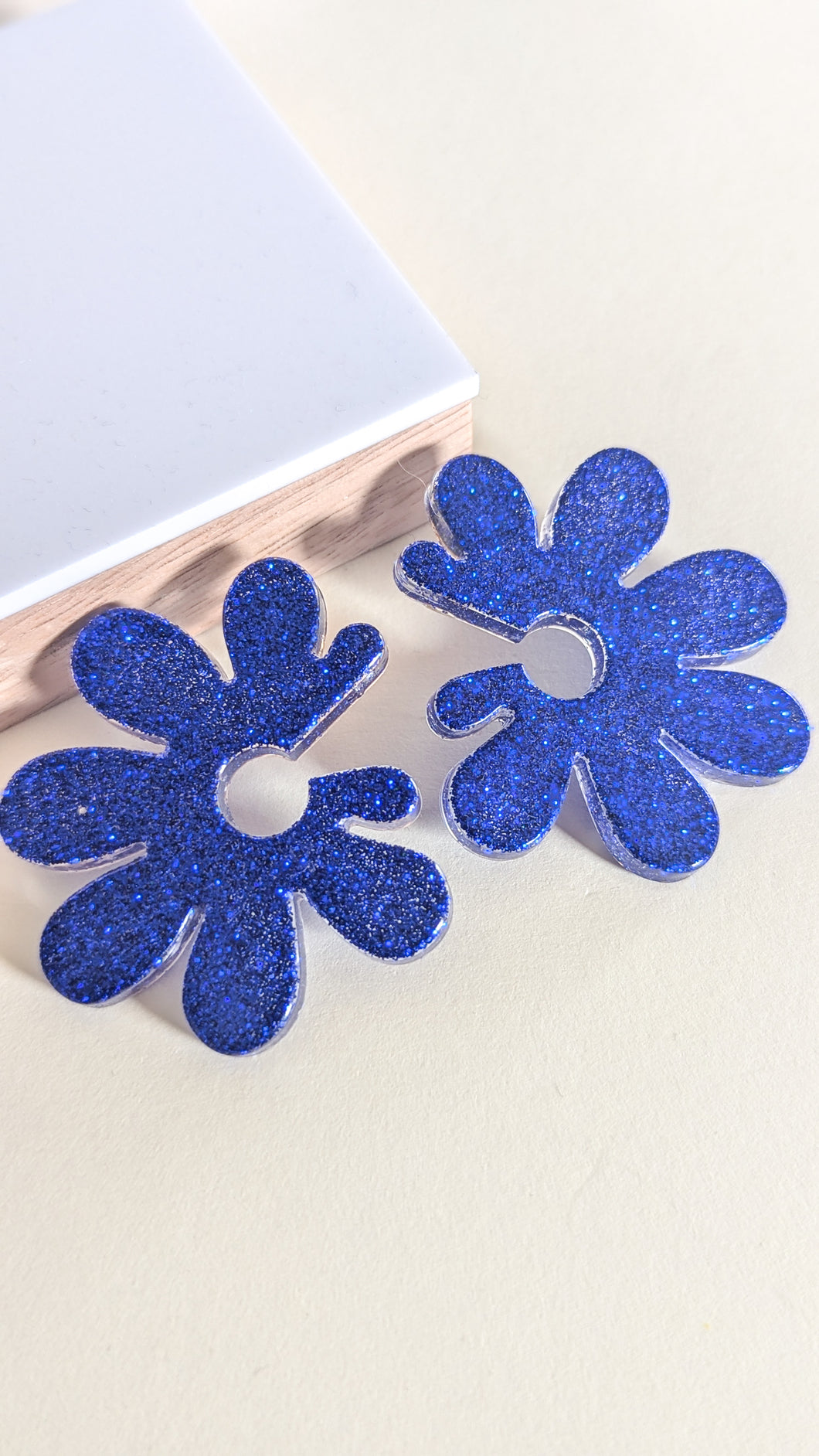Boucles d'oreilles maxi fleur bleue électrique