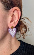 Charger l'image dans la galerie, Boucle d'oreille cœur résine violet polaire
