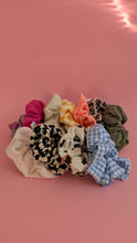 Charger l'image dans la galerie, Chouchou broderie fushia
