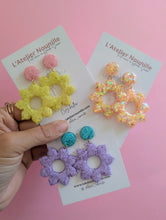 Charger l'image dans la galerie, Boucles d'oreilles soleil jaune et rose
