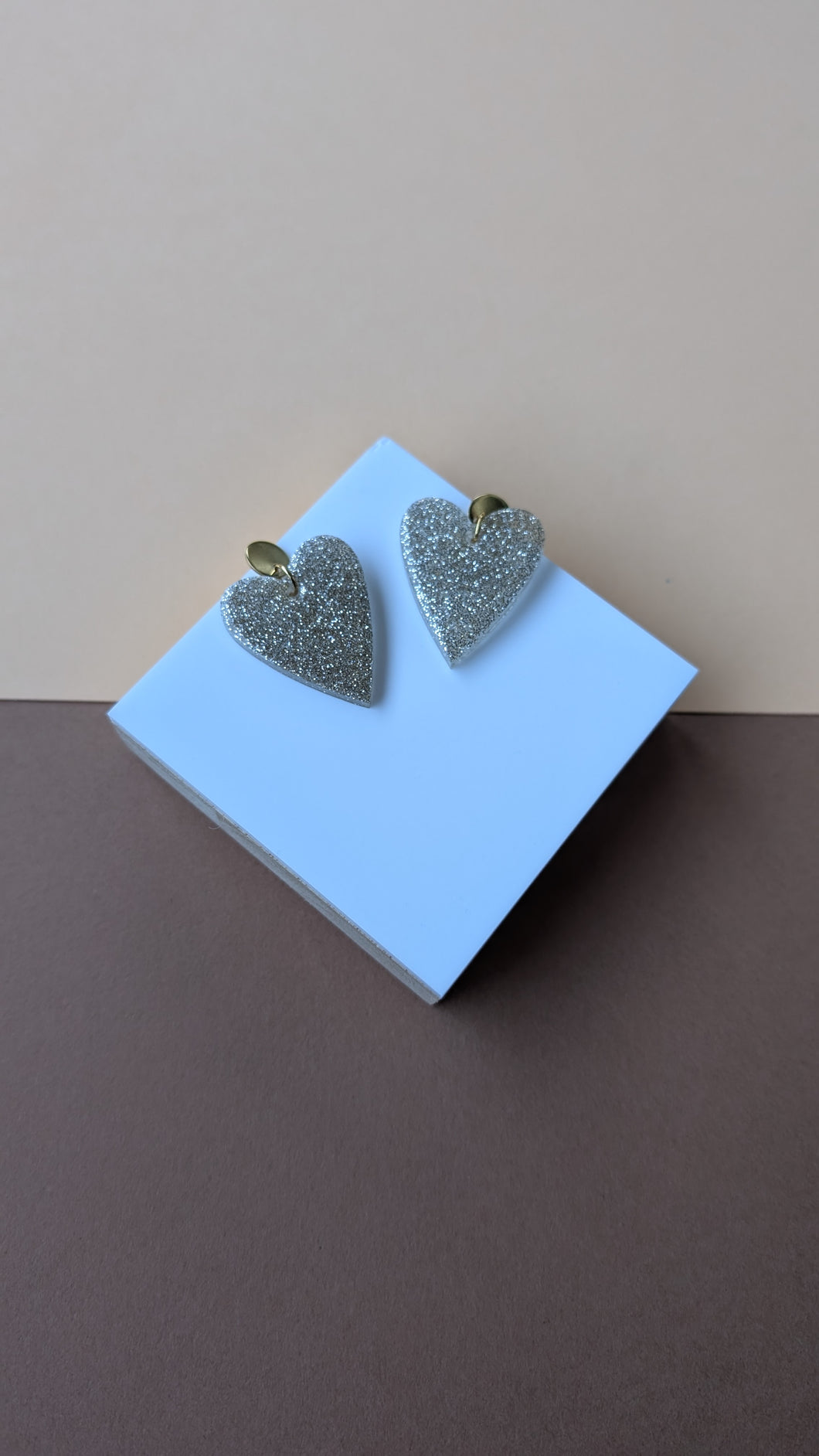 Boucle d'oreille cœur résine blanc doré