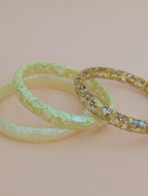 Charger l'image dans la galerie, Bracelet jonc résine jaune pastel grosse paillettes
